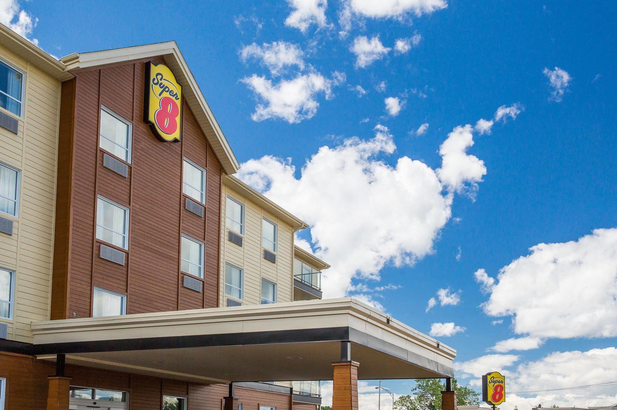 Super 8 By Wyndham Mont Laurier 3*