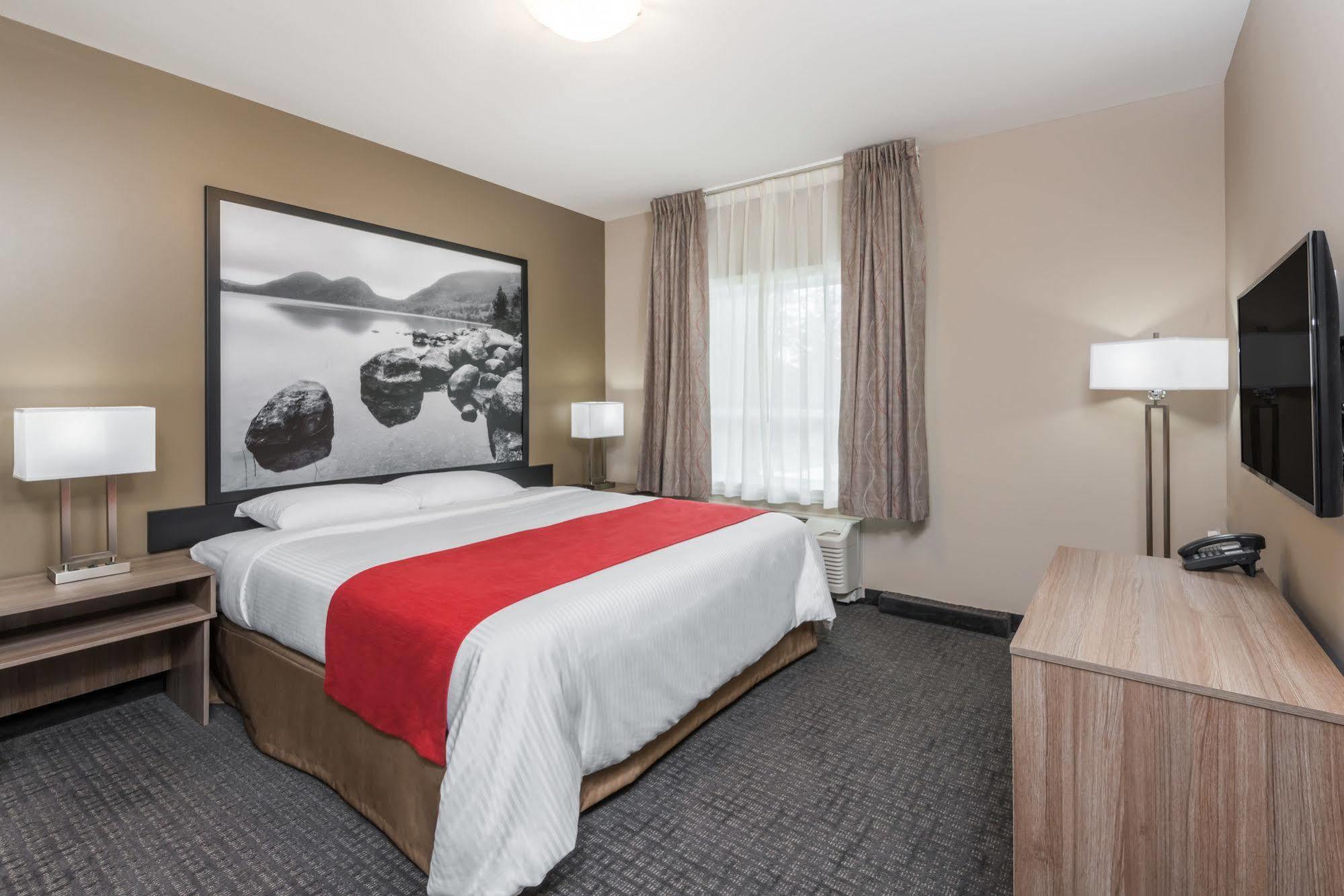 Super 8 By Wyndham Mont Laurier 3*