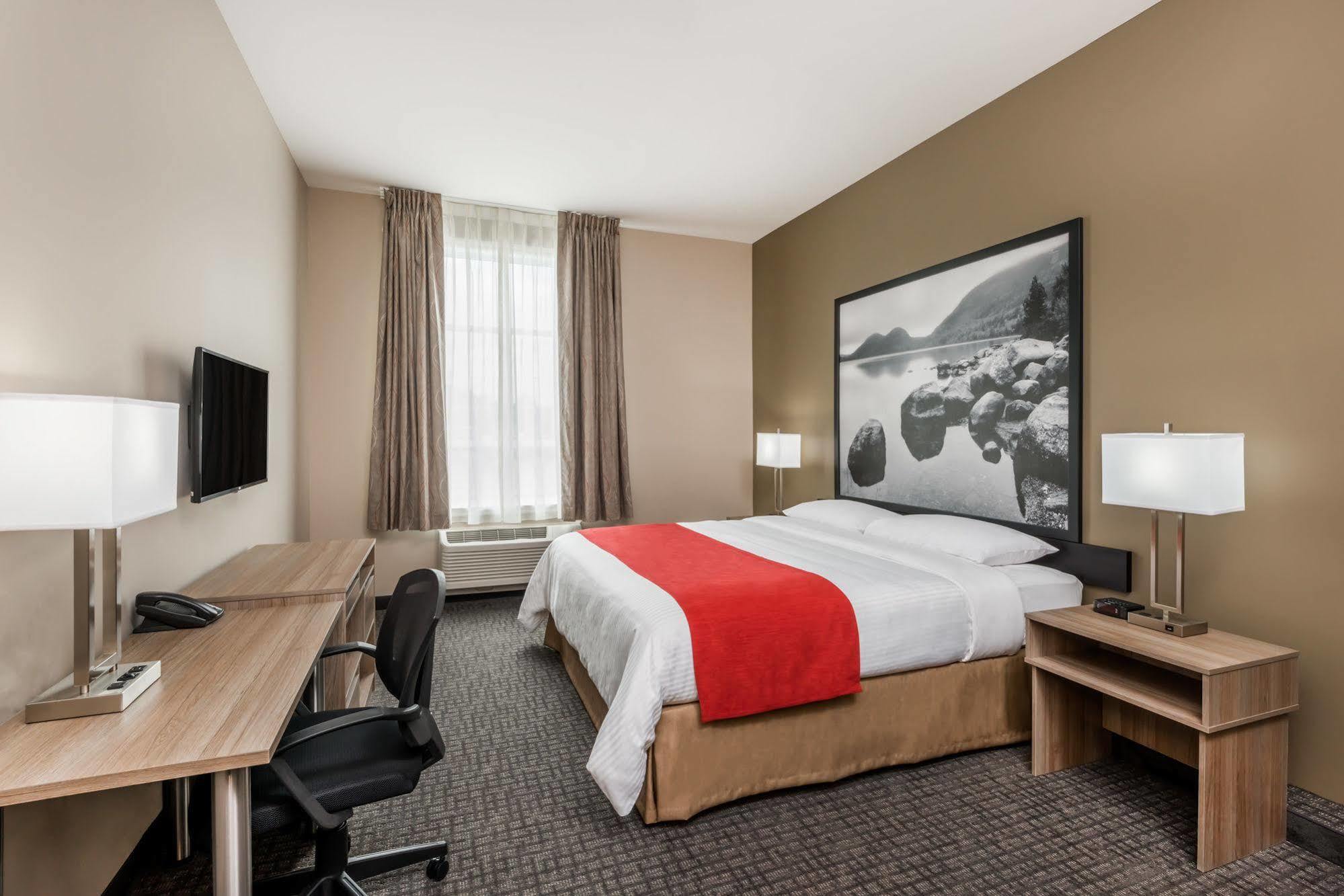 Super 8 By Wyndham Mont Laurier 3*