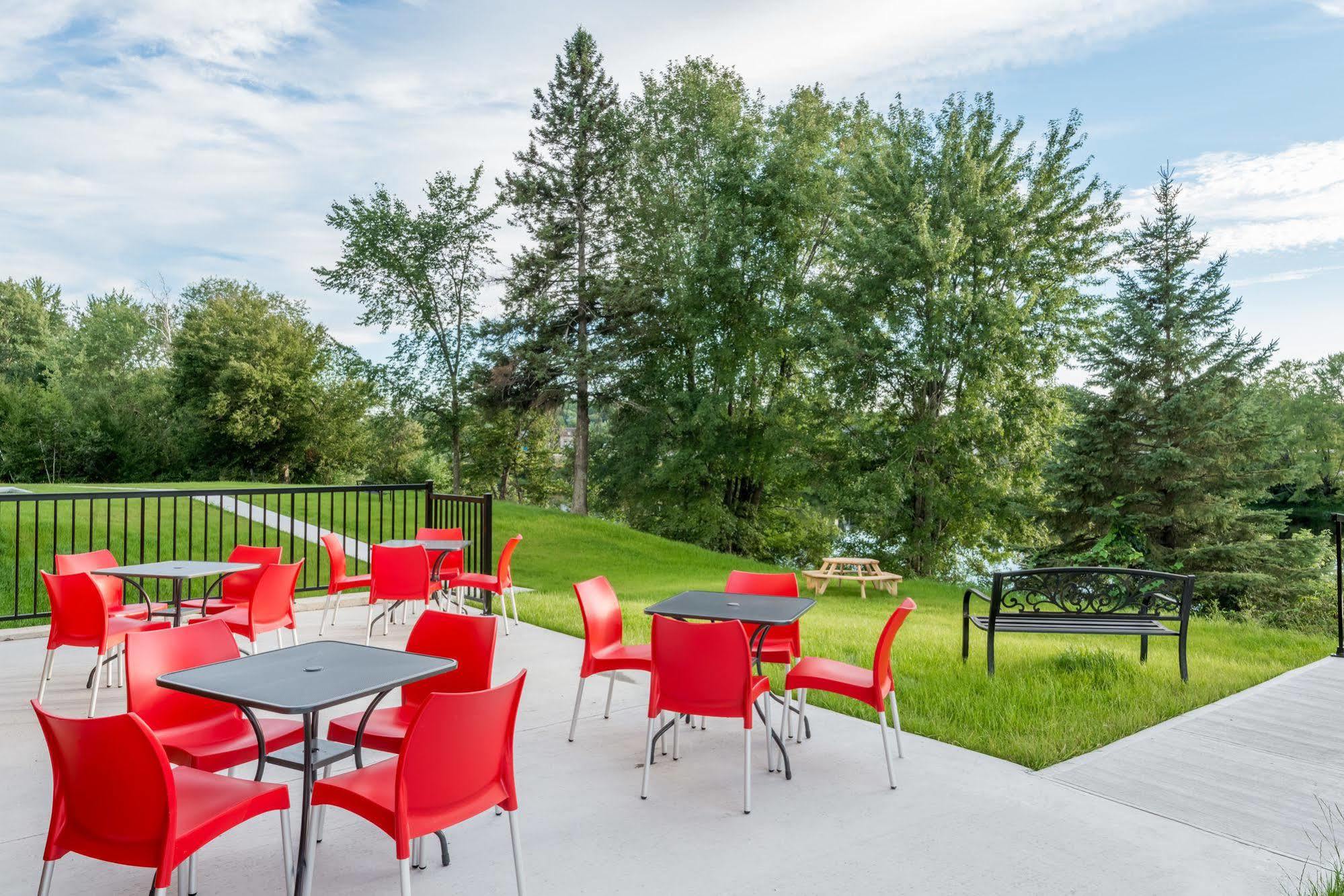 Super 8 By Wyndham Mont Laurier Hotel